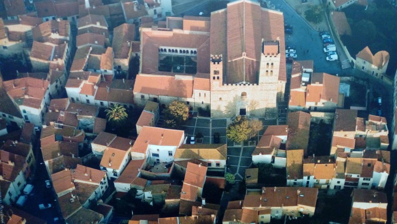 Maison au pied de la cathédrale Elne Esterno foto