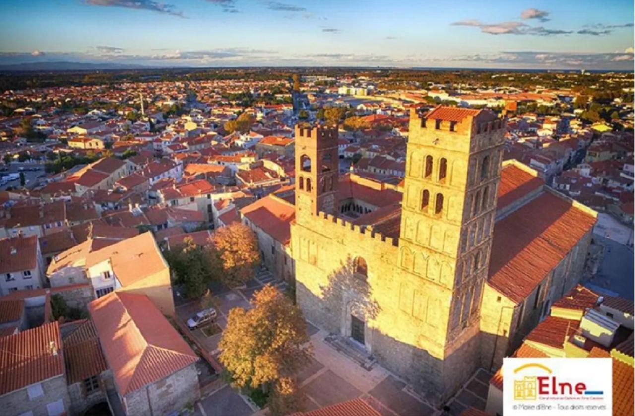 Maison au pied de la cathédrale Elne Esterno foto