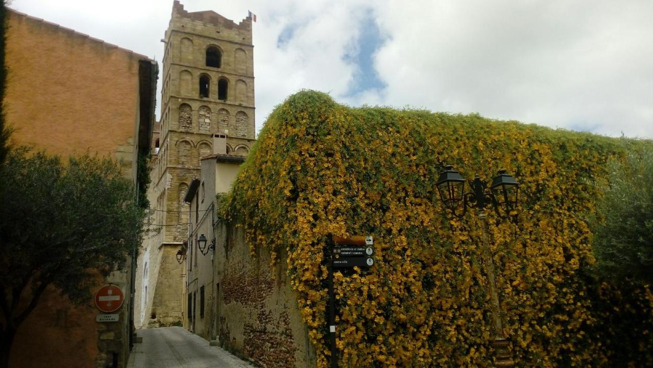 Maison au pied de la cathédrale Elne Esterno foto