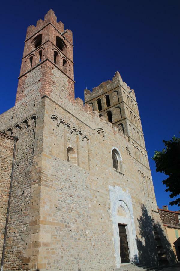 Maison au pied de la cathédrale Elne Esterno foto
