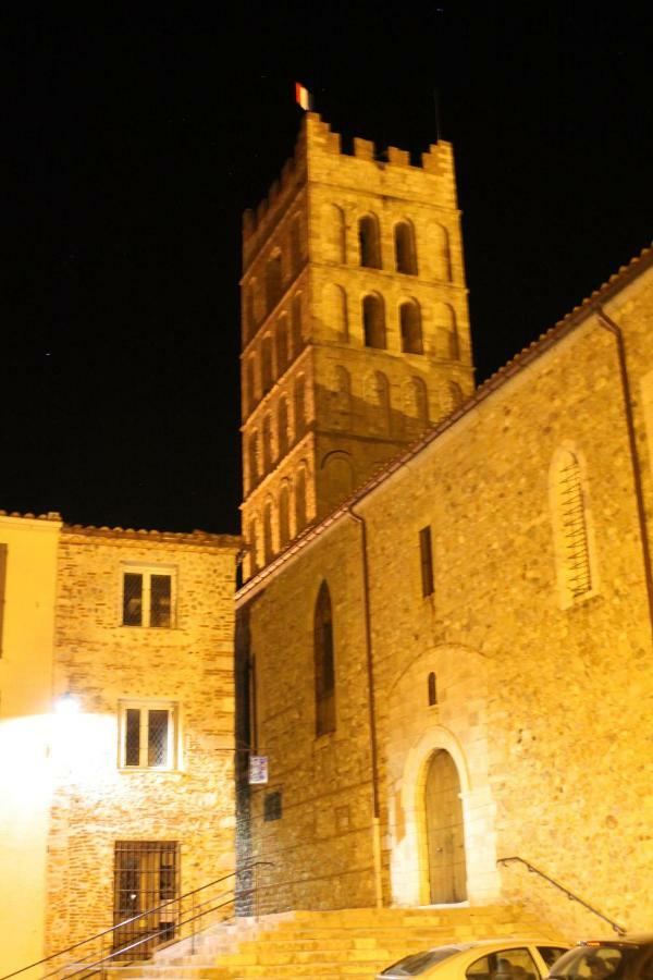 Maison au pied de la cathédrale Elne Esterno foto