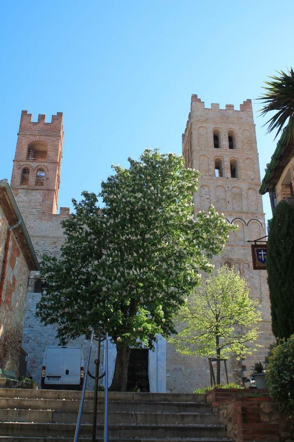 Maison au pied de la cathédrale Elne Esterno foto