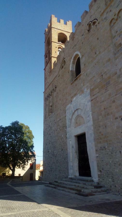 Maison au pied de la cathédrale Elne Esterno foto